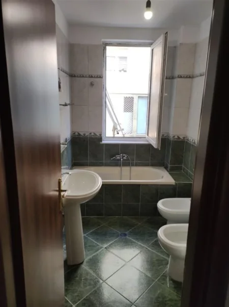 Tirane, jepet me qera apartament 2+1+Ballkon Kati 2, 115 m² 600 € (LIQENI I THATE)
