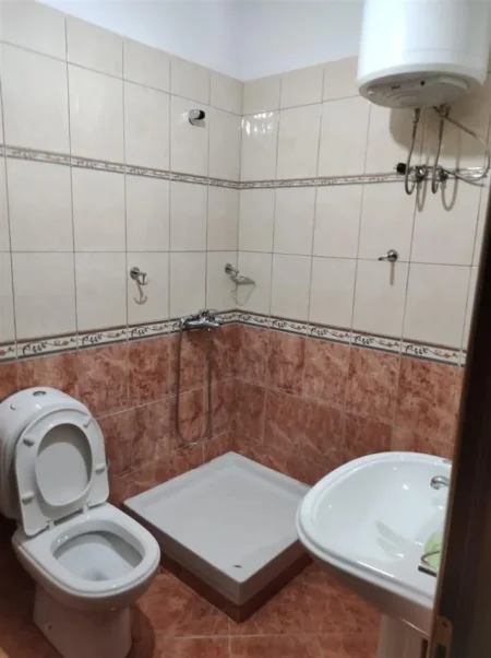 Tirane, jepet me qera apartament 2+1+Ballkon Kati 2, 115 m² 600 € (LIQENI I THATE)