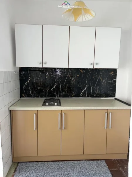 Tirane, jepet me qera apartament 2+1 Kati 4, 84 m² 400 € (ali demi)
