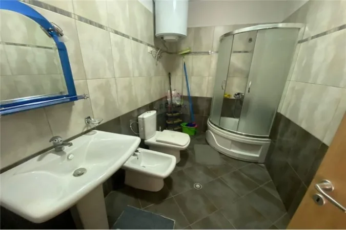 Tirane, jepet me qera apartament 2+1 Kati 2, 93 m² 550 € (Rruga e Kavajës)