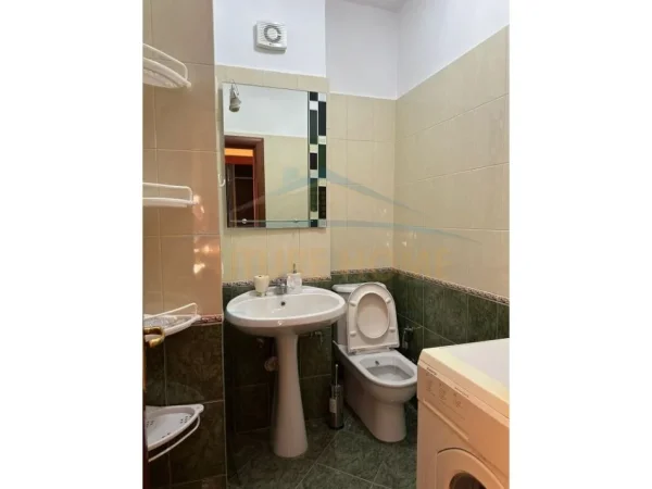 Tirane, jepet me qera apartament 3+1+Ballkon Kati 2, 124 m² 900 € (Tregu Elektrik)