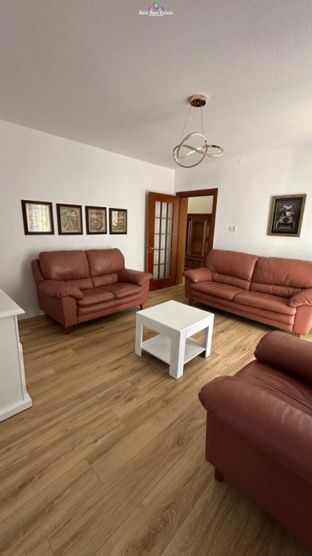 Tirane, jepet me qera apartament 2+1 Kati 2, 100 m² 700 € (blloku)