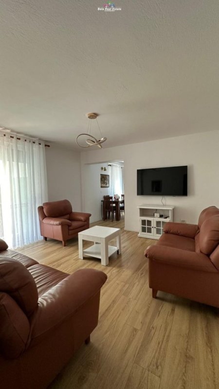 Tirane, jepet me qera apartament 2+1 Kati 2, 100 m² 700 € (blloku)