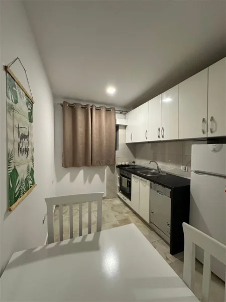 Tirane, jepet me qera apartament 1+1 Kati 3, 70 m² 550 € (vasil shanto)
