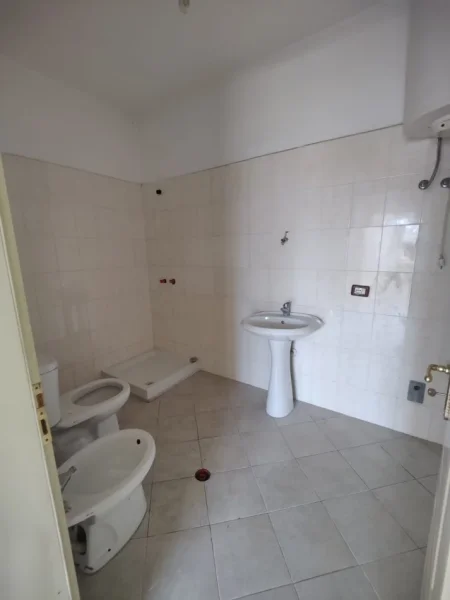 Tirane, shitet apartament 2+1+Ballkon Kati 8, 132 m² 138.000 € (yzberisht)
