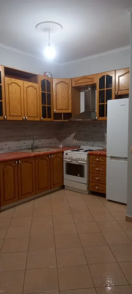 Tirane, jepet me qera apartament 2+1+Ballkon Kati 8, 75 m² 400 € (astir , prane vila L1)
