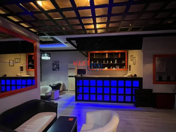 Vlore, jepet me qera lokal Kati 1, 85 m² 700 € (TEATRI PETRO MARKO)