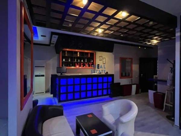 Vlore, jepet me qera lokal Kati 1, 85 m² 700 € (TEATRI PETRO MARKO)