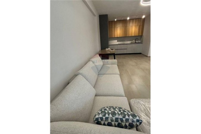 Tirane, jepet me qera apartament 1+1 , 65 m² 450 € (Kompleksi Star - 21 Dhjetori)