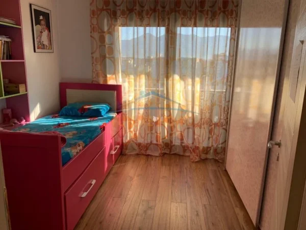 Tirane, jepet me qera apartament 2+1 Kati 4, 85 m² 450 € (Unaza e Re)