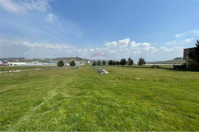 Tirane, shes toke 10.700 m² 1.070.000 Euro (Vore)