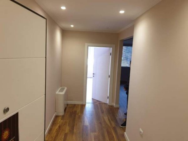 Tirane, jepet me qera zyre Kati 2, 160 m² 1.200 Euro (Rr Elbasanit)