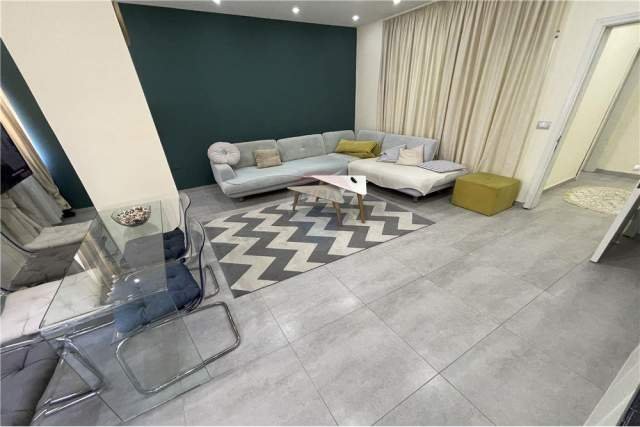 Tirane, jepet me qera apartament 2+1 Kati 3, 105 m² 450 Euro (rruga ferit xhajko)