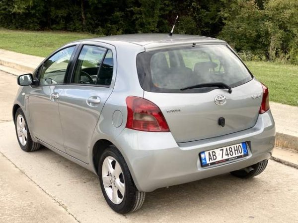 Tirane, shes makine Toyota Yaris Automatike Viti 2007,