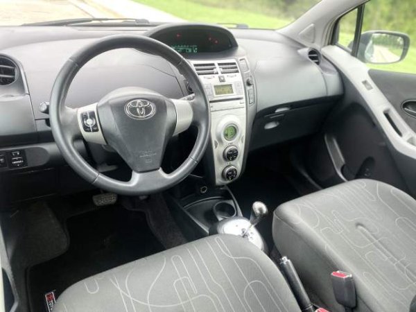 Tirane, shes makine Toyota Yaris Automatike Viti 2007,