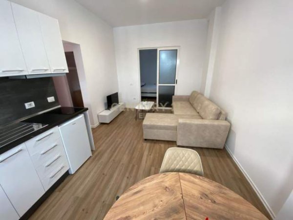 Tirane, jepet me qera apartament 1+1 Kati 3, 40 m² 495 Euro (Sheshi Wilson)