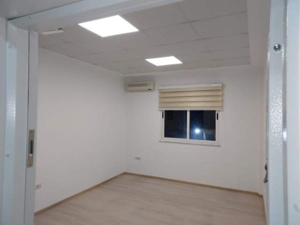 Tirane, jepet me qera ambjent biznesi Kati 1, 112 m² 600 Euro (Rruga e Barrikadave)