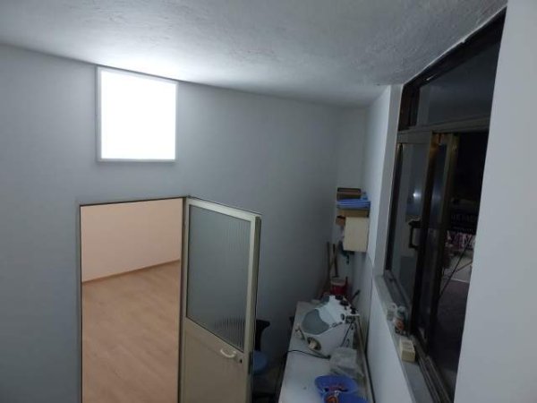 Tirane, jepet me qera ambjent biznesi Kati 1, 112 m² 600 Euro (Rruga e Barrikadave)