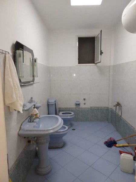 Tirane, jepet me qera ambjent biznesi Kati 1, 112 m² 600 Euro (Rruga e Barrikadave)