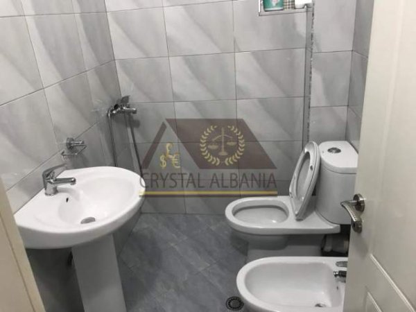 Tirane, jepet me qera apartament Kati 2, 135 m² 500 Euro (Medrese)