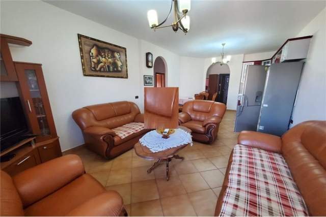 Tirane, jepet me qera apartament 3+1 Kati 3, 100 m² 400 Euro (gjin gjergji)