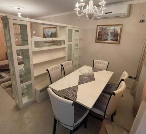 Tirane, jepet me qera apartament 3+1+BLK 180 m² 500 Euro (freskut)