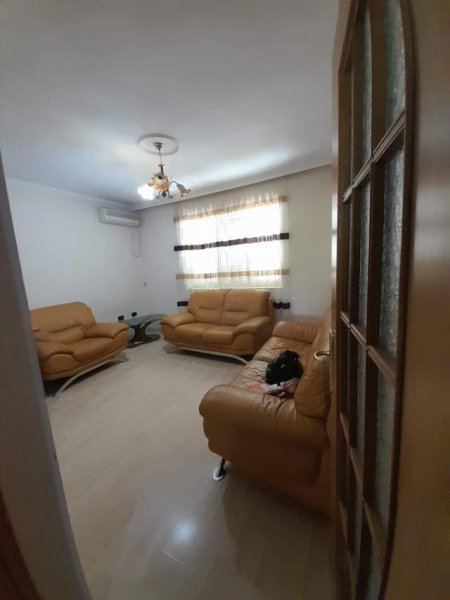 Tirane, jepet me qera apartament 1+1+BLK Kati 3, 85 m² 400 Euro (Cameria)