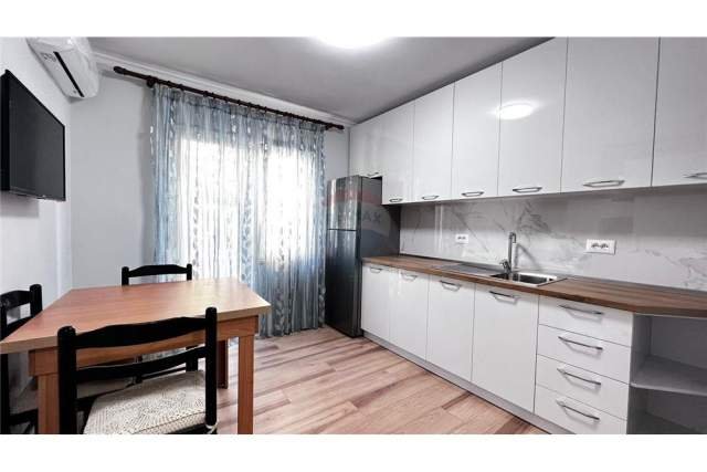 Tirane, jepet me qera apartament 1+1 Kati 3, 60 m² 450 Euro (Sheshi Willson)