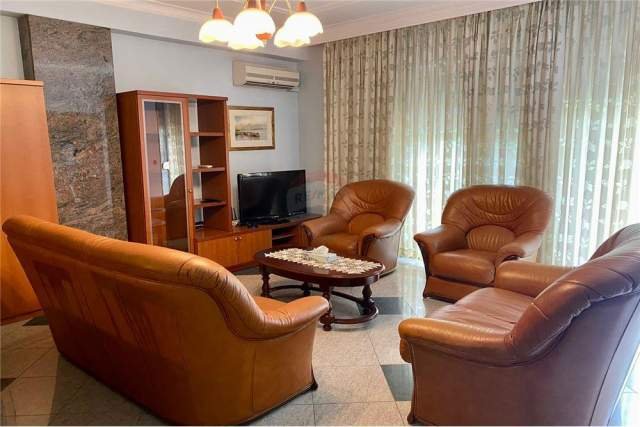 Tirane, jepet me qera apartament 2+1 Kati 4, 125 m² 800 Euro (BLLOK)