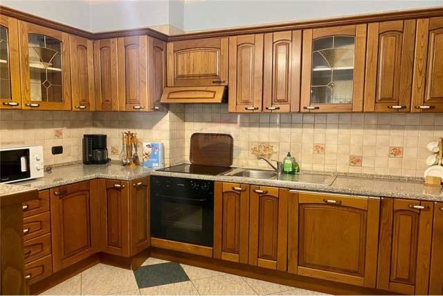 Tirane, jepet me qera apartament 2+1 Kati 4, 125 m² 800 Euro (BLLOK)
