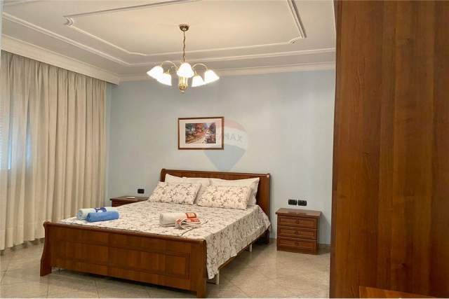 Tirane, jepet me qera apartament 2+1 Kati 4, 125 m² 800 Euro (BLLOK)