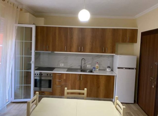 Tirane, jepet me qera apartament 1+1+BLK Kati 2, 70 m² 400 Euro (kopshti botanik)