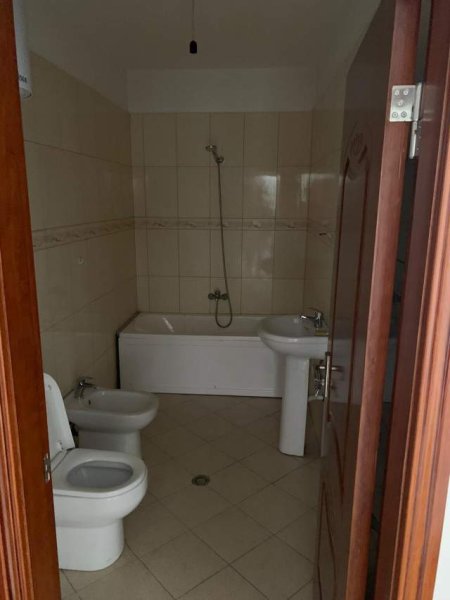 Tirane, jepet me qera apartament 3+1+BLK Kati 7, 164 m² 400 Euro (niko avrami)