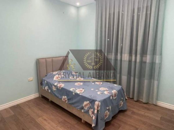 Tirane, jepet me qera apartament 3+1+BLK Kati 2, 170 m² 55.000 Leke (Rruga Namik Resuli)