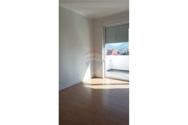 Tirane, jepet me qera apartament 1+1 Kati 8, 70 m² 350 Euro (21 Dhjetori)