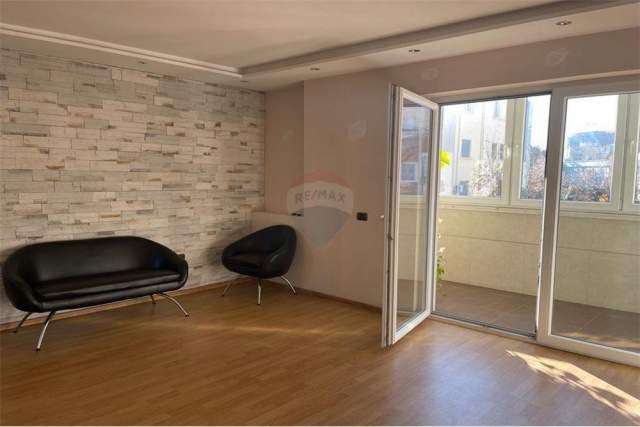 Tirane, jepet me qera zyre 100 m² 530 Euro (Rruga e Durrësit)