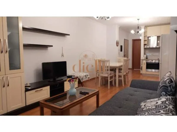 Tirane, jepet me qera apartament 3+1 Kati 1, 100 m² 600 Euro (Ish Parku i autobuseve)