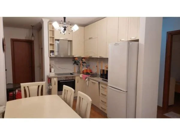 Tirane, jepet me qera apartament 3+1 Kati 1, 100 m² 600 Euro (Ish Parku i autobuseve)
