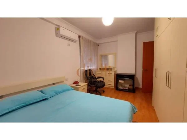Tirane, jepet me qera apartament 3+1 Kati 1, 100 m² 600 Euro (Ish Parku i autobuseve)