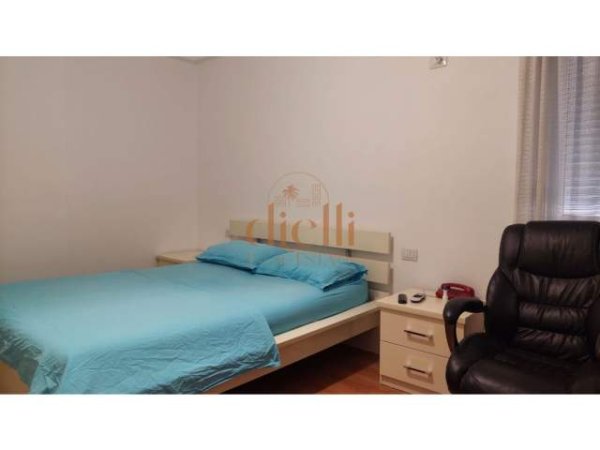 Tirane, jepet me qera apartament 3+1 Kati 1, 100 m² 600 Euro (Ish Parku i autobuseve)