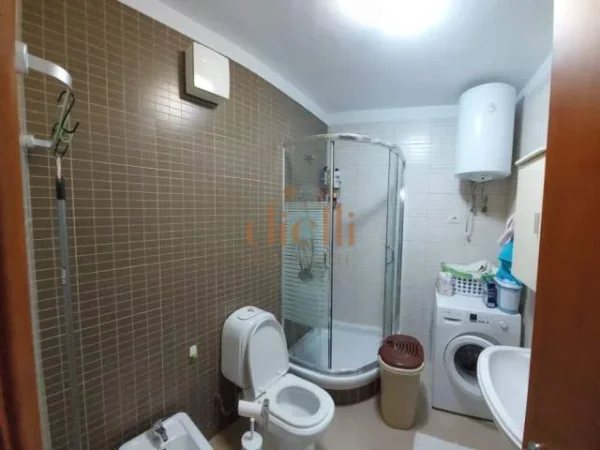 Tirane, jepet me qera apartament 3+1 Kati 1, 100 m² 600 Euro (Ish Parku i autobuseve)