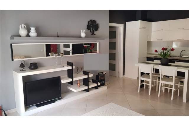 Tirane, jepet me qera apartament 3+1 Kati 4, 140 m² 600 Euro (liqeni i thate)
