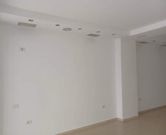 Tirane, shes dyqan Kati 0, 40 m² 2.800 Euro/m2