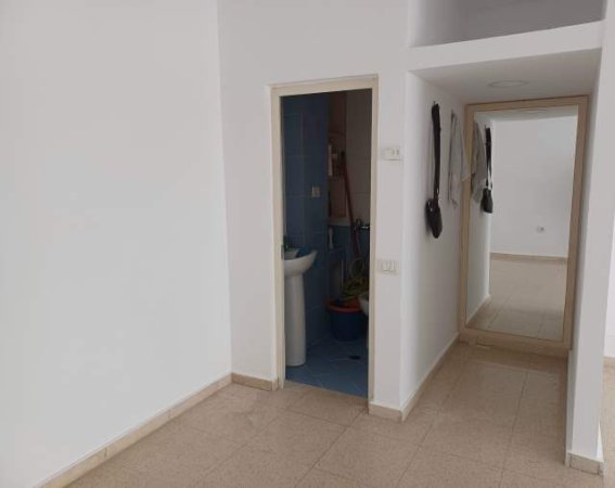 Tirane, shes dyqan Kati 0, 40 m² 2.800 Euro/m2