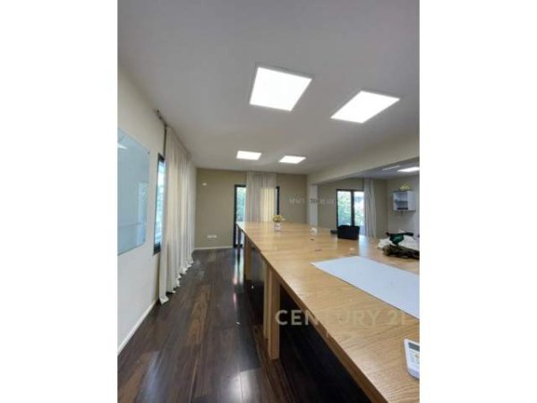 Tirane, jap me qera ambjent biznesi Kati 1, 175 m² 1.300 Euro (komuna parisit)