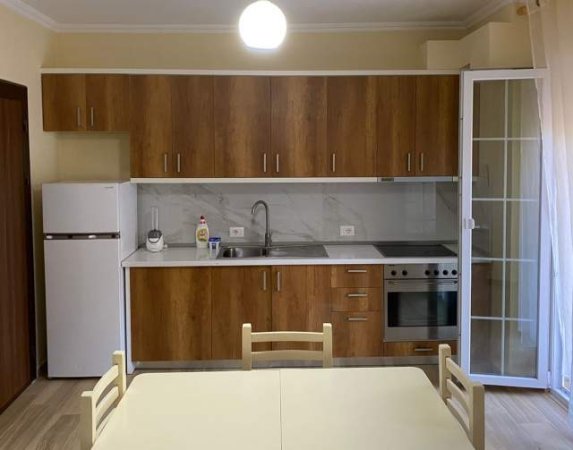 Tirane, jepet me qera apartament 1+1 70 m² 400 Euro (kopshti botanik)