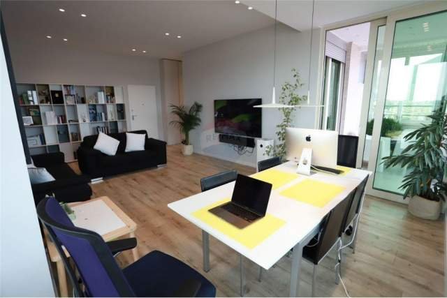 Tirane, jepet me qera apartament 2+1+BLK Kati 10, 134 m² 1.000 Euro (RRUGA E DIBRES)