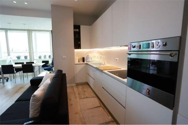 Tirane, jepet me qera apartament 2+1+BLK Kati 10, 134 m² 1.000 Euro (RRUGA E DIBRES)