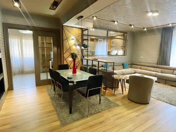 Tirane, jepet me qera apartament 2+1 , 150 m² 1.900 € (Myslym Shyri)