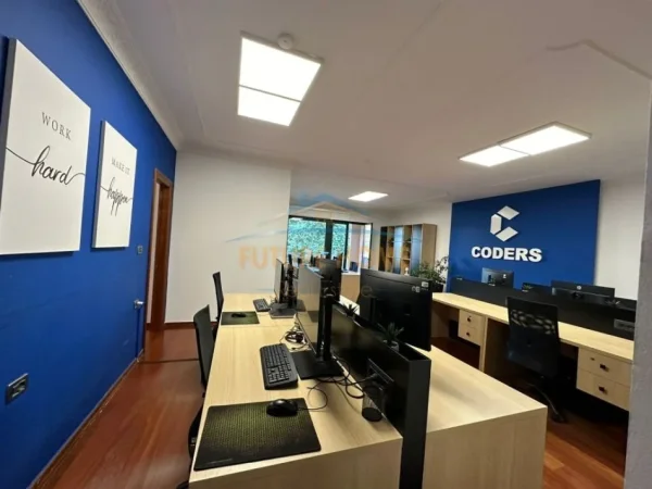 Tirane, jepet me qera ambjent biznesi Kati 4, 320 m² 5.000 € (Rruga Vaso Pasha)